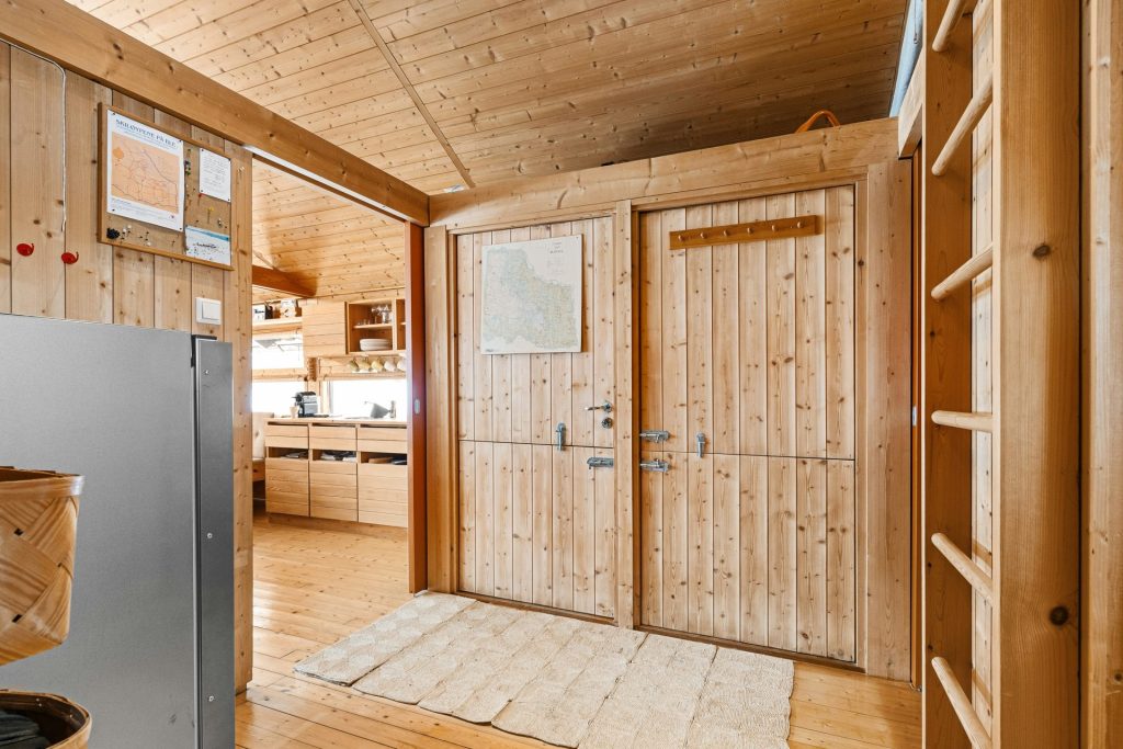 Des murs en bois et un réfrigérateur